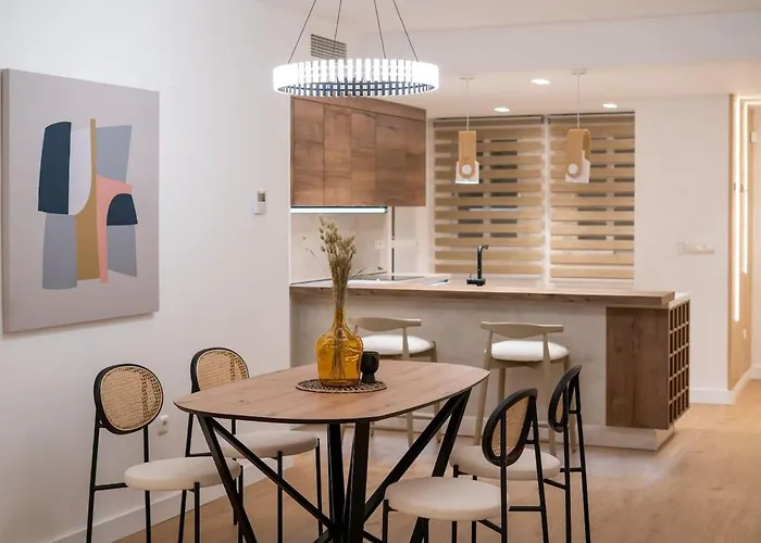 Modern Flat With Sea Views شقة