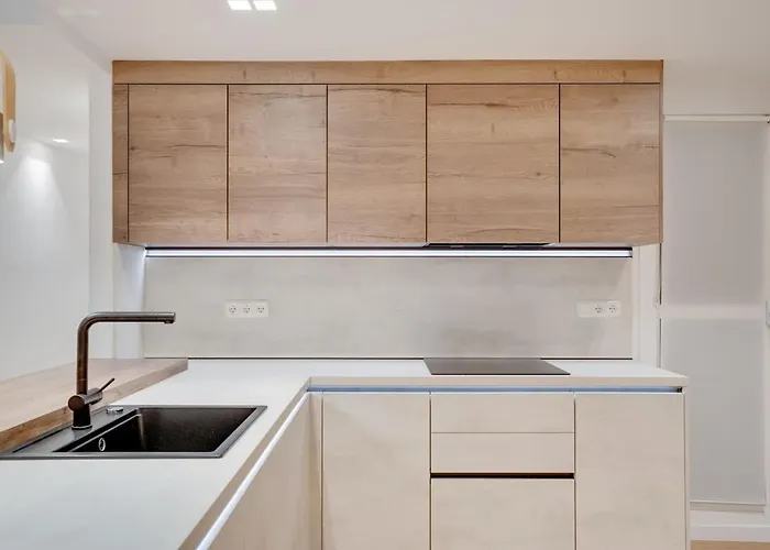 Modern Flat With Sea Views شقة *