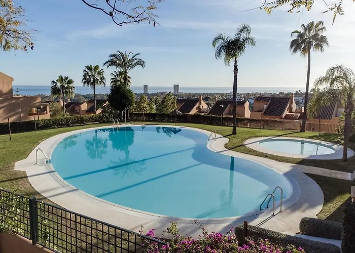 Modern Flat With Sea Views شقة